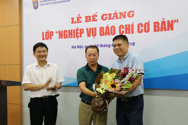 TS. Đ&agrave;o Văn Hội,Tổng Bi&ecirc;n tập b&aacute;o Ph&aacute;p luật Việt Nam,&nbsp;tặng hoa v&agrave; n&oacute;i lời cảm ơn&nbsp;PGS. TS B&ugrave;i Th&agrave;nh Nam &ndash; Trưởng ph&ograve;ng đ&agrave;o tạo Viện Đ&agrave;o tạo B&aacute;o ch&iacute; v&agrave; truyền th&ocirc;ng trường Đại học Khoa học X&atilde; hội v&agrave; Nh&acirc;n văn (b&ecirc;n phải)