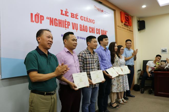 C&aacute;c c&aacute;n bộ, ph&oacute;ng vi&ecirc;n b&aacute;o PLVN nhận chứng chỉ tại buổi lễ.