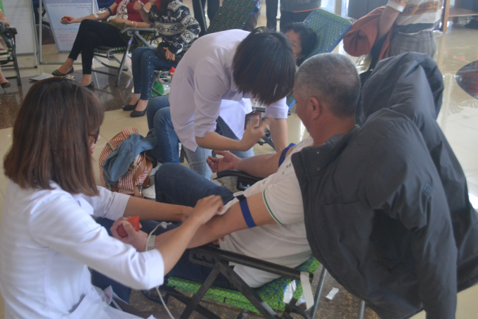 Nhiều c&ocirc;ng nh&acirc;n vi&ecirc;n chức tỉnh L&acirc;m Đồng t&iacute;ch cực tham gia hiến m&aacute;u t&igrave;nh nguyện.