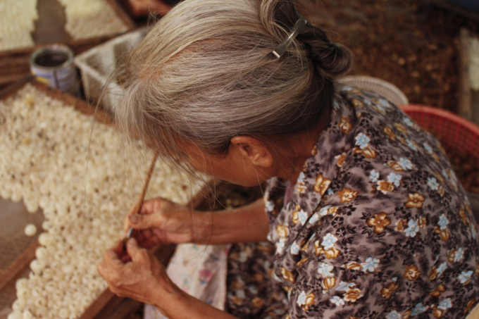 Xo&aacute;y long nh&atilde;n l&agrave; nghề thủ c&ocirc;ng truyền thống c&oacute; từ l&acirc;u đời ở Hưng Y&ecirc;n.