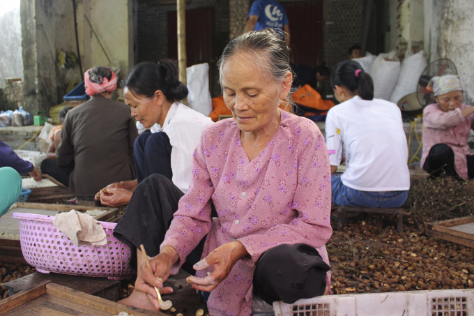 B&agrave; Thanh (70 tuổi)&nbsp; mặc d&ugrave; đ&ocirc;i tay kh&ocirc;ng c&ograve;n được linh hoạt như c&aacute;c thanh ni&ecirc;n, c&aacute;i lưng ngồi l&acirc;u lại hay đau nhức nhưng&nbsp;b&agrave; vẫn đi xo&aacute;y long như một niềm vui l&uacute;c tuổi gi&agrave;.