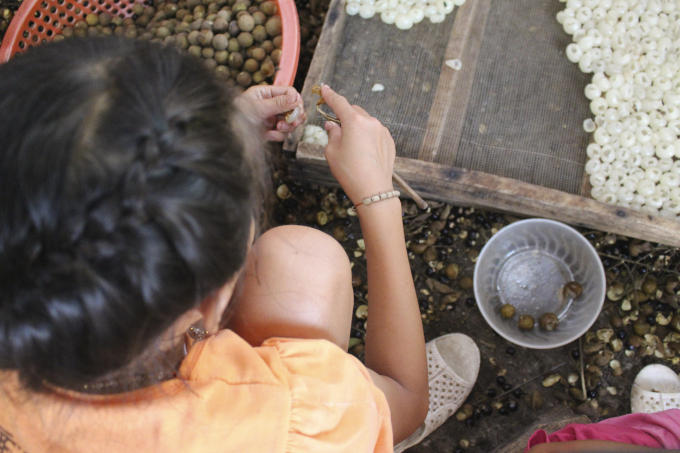 Thủy cho biết em sẽ để d&agrave;nh tiền để mua b&uacute;t v&agrave; s&aacute;ch cho đầu năm học mới.