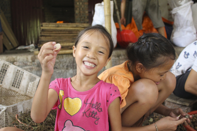 Em Lan cười&nbsp; t&iacute;t mắt &ldquo;khoe&rdquo; với&nbsp; chiến c&ocirc;ng đầu ti&ecirc;n m&agrave; em đạt&nbsp;được.