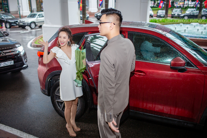 Bảo Thanh nắm tay chồng đi dự họp b&aacute;o Sắc m&agrave;u VTV, hội ngộ Ch&iacute; Thiện