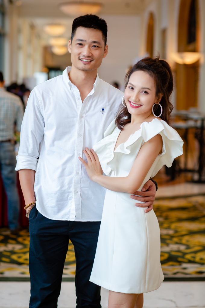 Bảo Thanh nắm tay chồng đi dự họp b&aacute;o Sắc m&agrave;u VTV, hội ngộ Ch&iacute; Thiện