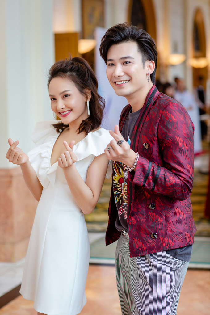 Bảo Thanh nắm tay chồng đi dự họp b&aacute;o Sắc m&agrave;u VTV, hội ngộ Ch&iacute; Thiện