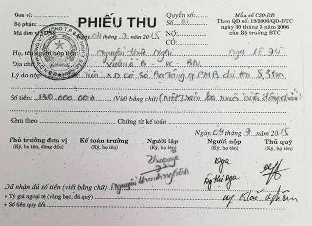 Phiếu cấp l&ocirc; đất ở v&agrave; phiếu thu tiền của người d&acirc;n đ&oacute;ng dấu UBND phường V&otilde; Cường.