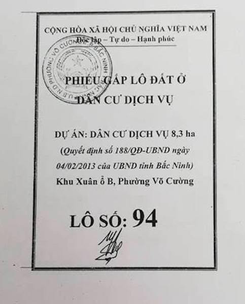 Phiếu cấp l&ocirc; đất ở v&agrave; phiếu thu tiền của người d&acirc;n đ&oacute;ng dấu UBND phường V&otilde; Cường.
