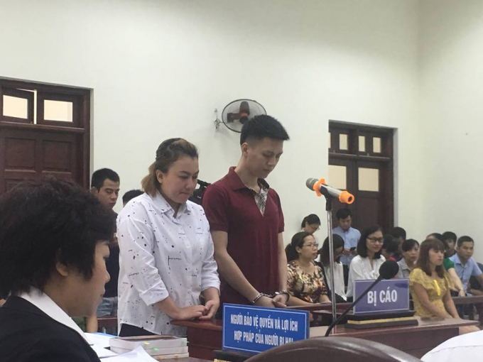 Bố đẻ v&agrave; mẹ kế trong phi&ecirc;n x&eacute;t xử.