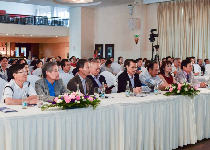 Hội thảo &ldquo;Tiềm năng v&agrave; kinh nghiệm đầu tư bất động sản Việt Nam&rdquo; được tổ chức tại Trung t&acirc;m sự kiện Đ&ocirc;ng Đ&ocirc; &ndash; TTTM Sapa, thủ đ&ocirc; Praha, Cộng h&ograve;a S&eacute;c thu h&uacute;t h&agrave;ng trăm kiều b&agrave;o tham dự.