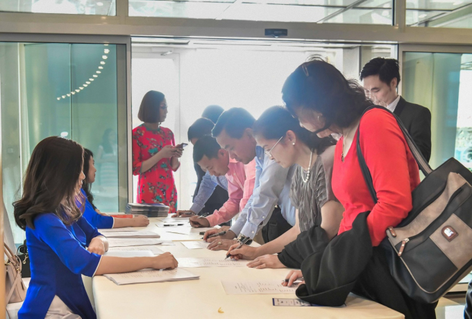 &Ocirc;ng Phạm Xu&acirc;n Thăng, một kiều b&agrave;o tại hội thảo chia sẻ: Đ&atilde; nhiều năm kh&ocirc;ng về qu&ecirc; hương, ch&uacute;ng t&ocirc;i c&oacute; rất &iacute;t ỏi những th&ocirc;ng tin về t&igrave;nh h&igrave;nh thị trường BĐS ph&aacute;t triển ra sao, nhưng th&ocirc;ng qua hội thảo ch&uacute;ng t&ocirc;i đ&atilde; kh&ocirc;ng chỉ hiểu th&ecirc;m về thị trường m&agrave; c&ograve;n nắm được những phương ph&aacute;p đầu tư BĐS hiệu quả. Đ&acirc;y cũng l&agrave; cơ hội để cho ch&uacute;ng t&ocirc;i c&oacute; thể ngay tại S&eacute;c cũng c&oacute; thể mua, đầu tư v&agrave;o thị trường BĐS Việt Nam một c&aacute;ch an to&agrave;n.