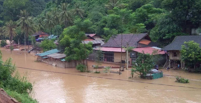 Nhiều bản l&agrave;ng bị nhấn ch&igrave;m trong nước lũ.