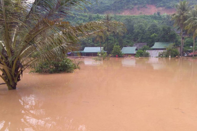 Lực lượng chức năng đ&atilde; phải di dời khẩn cấp nhiều hộ d&acirc;n trong v&ugrave;ng nguy hiểm đến nơi an to&agrave;n.