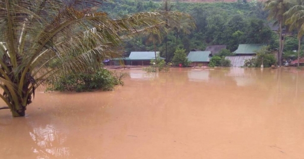 Lũ cuộn xiết, nhiều bản làng bị chia cắt ở Nghệ An