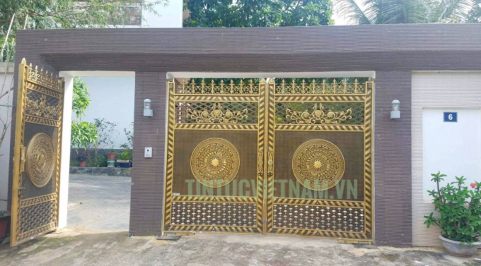 C&aacute;nh cổng ra v&agrave;o của dinh thự nh&agrave; &ocirc;ng Trương Q&uacute;y Dương - (Ảnh: Nhất Nam).