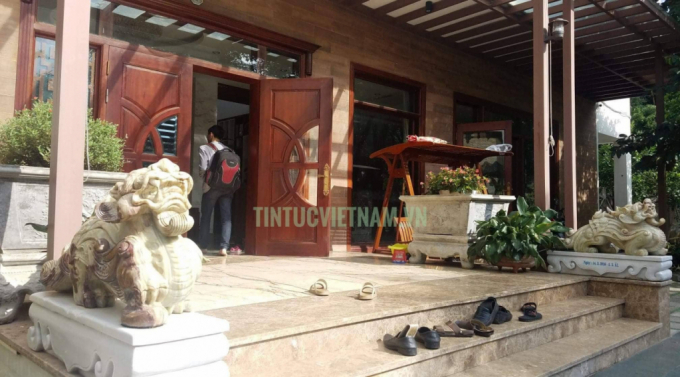 Trước cửa&nbsp;nh&agrave; &ocirc;ng Dương&nbsp;- (Ảnh: Ch&iacute; Hiếu).