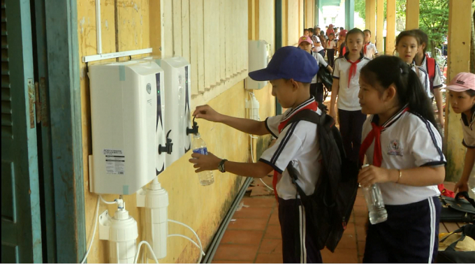 C&aacute;c em học sinh vui mừng lấy nước sạch uống.