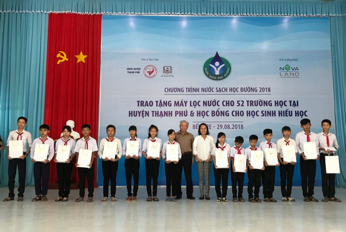 C&aacute;c em học sinh vui mừng nhận học bổng trước thềm năm học mới.