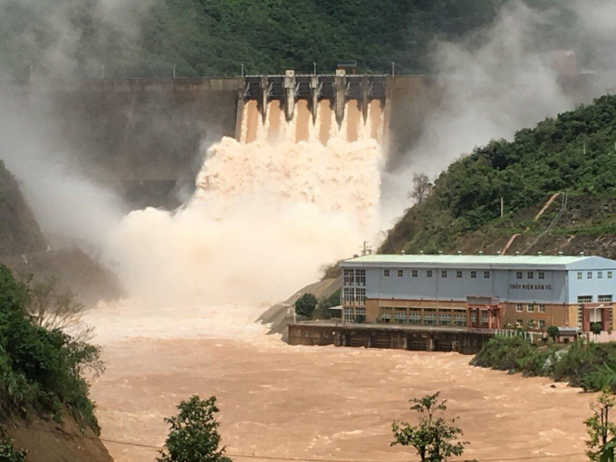 Thủy điện Bản Vẽ vận h&agrave;nh xả lũ ở mức kỷ lục với lưu lượng khoảng 4.200 m3/s.