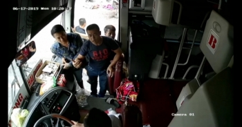 CLIP - Lái xe nhà xe Cúc Mừng bị đối tượng lạ đấm túi bụi vào người