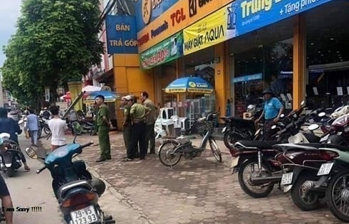 [Clip]: Kinh hãi cảnh nam thanh niên dùng dao chém nhân viên bảo vệ Điện Máy xanh