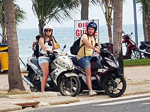 infonet_nguoi_nuoc_ngoai_xemay_anh1