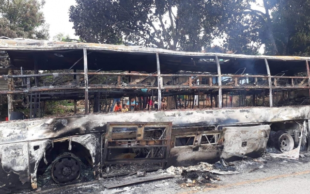 Kon Tum: Xe kh&aacute;ch 45 chỗ ch&aacute;y rụi tr&ecirc;n đ&egrave;o L&ograve; Xo