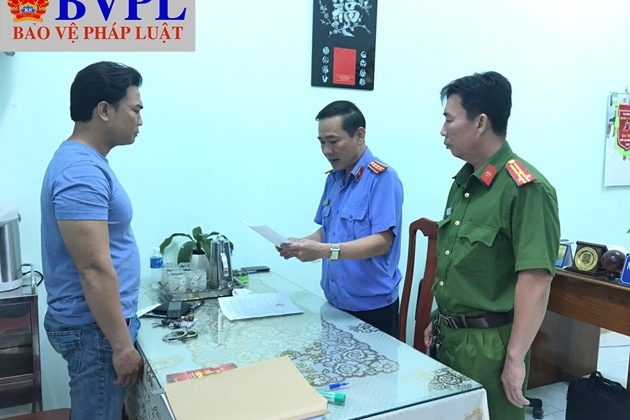 Mang điện thoại vào cho phạm nhân, một đại úy bị bắt tạm giam