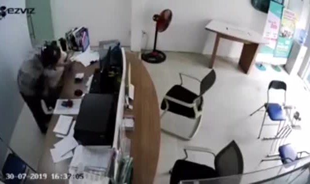 Clip nữ nhân viên quật ngã đối tượng đang dùng dao kề vào cổ để cướp tài sản