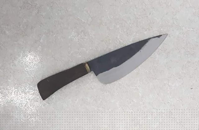 ...và con dao gây án.