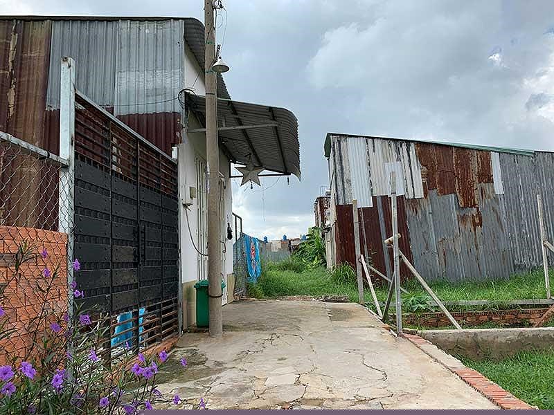 Hơn chục căn nhà xây dựng không phép trên đất của ông Lại Triệu Long. Ảnh: VIỆT HOA.