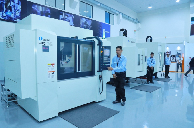 Phòng trưng bày kỹ thuật với máy móc hiện đại.