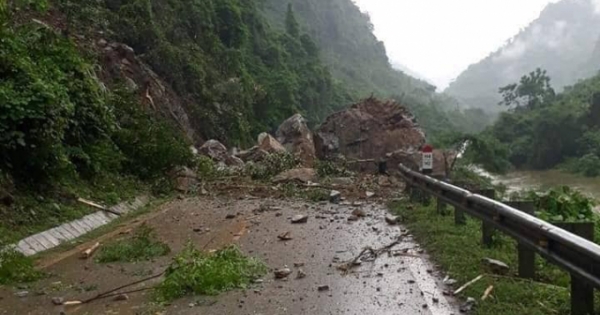 Bắc Kạn: Sạt lở đất đá trên quốc lộ 3, giao thông liên tiếp bị tê liệt nhiều ngày