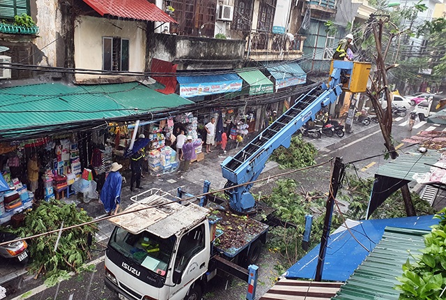 Hà Nội mưa liên tục sau bão, cây xanh gãy đổ ở nhiều nơi - 2