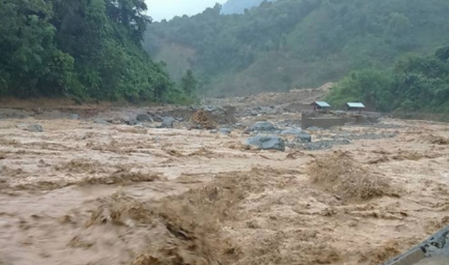 Thanh Hoá: Trưởng công an xã bị đất đá chôn vùi khi đi chống lũ