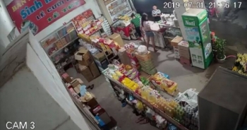 Clip - “Nam thanh nữ tú” dàn cảnh trộm túi xách đựng tiền ở tiệm tạp hóa