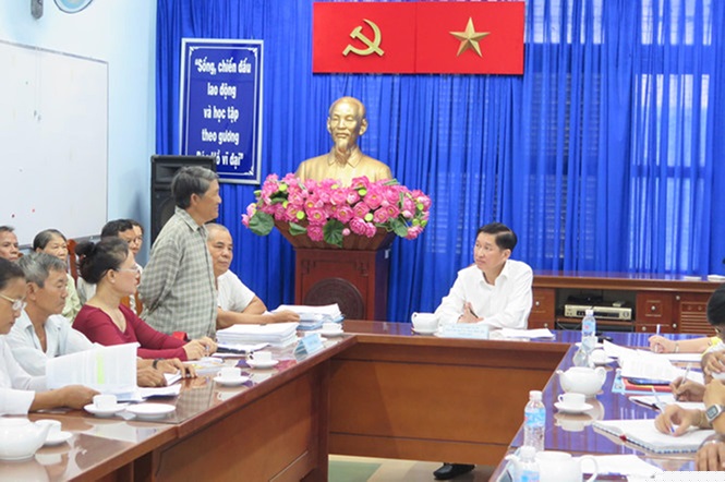 Phó Chủ tịch UBND TPHCM Trần Vĩnh Tuyến tiếp người dân đang khiếu nại tố cáo trong dự án khu công nghệ cao vào năm 2018.