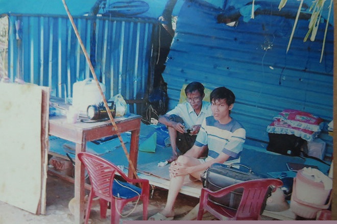 Sau khi bị cưỡng chế trang trại 24.000 m2, ông Nguyễn Xuân Ngữ, một cựu chiến binh cùng con trai phải dựng lều trên khu đất trống để có chỗ ở trước khi bị đẩy vào khu tạm cư (ảnh Huy Thịnh chụp lại).