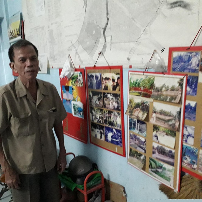 Ông Nguyễn Xuân Ngữ đang được bố trí căn nhà tạm cư tại hẻm 41 Tăn Nhơn Phú (quận 9), trong nhà ngồn ngội hồ sơ khiếu kiện và treo đẩy hình ảnh ghi lại ngày cả trang trại 24.000 m2 bị cưỡng chế. Ông Ngữ vừa được tiếp xúc với Chủ tịch UBND TPHCM Nguyễn Thành Phong.