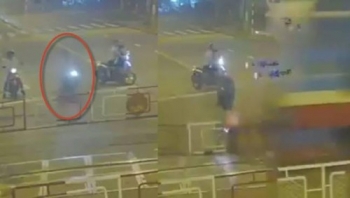 Bàng hoàng với Clip nam thanh niên ở Đồng Nai phóng xe tông sập rào chắn, bị tàu hỏa cán chết