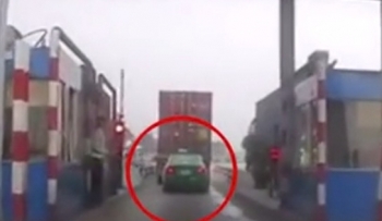 [Clip]: Taxi "ăn bám" container vượt BOT bất thành