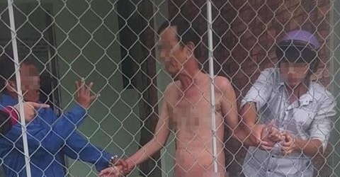 Tạm giữ người đàn ông 66 tuổi đang khỏa thân cùng bé gái 13 tuổi