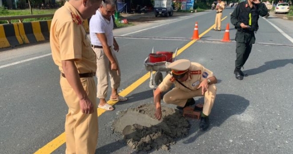 Lạng Sơn: CSGT lấp "ổ gà" trên mặt cầu mặt cầu Sông Hóa 1