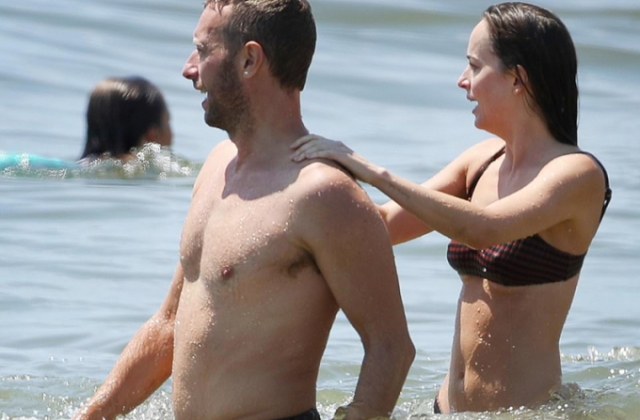 Kiều nữ “50 sắc thái” tái hợp tình cũ, vô tư vui đùa trên sóng nước