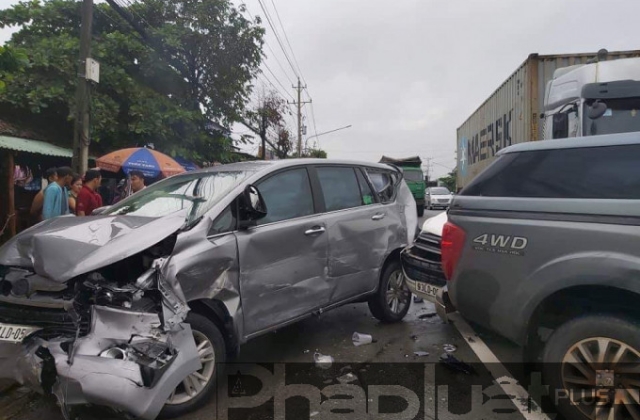 Bình Dương: Xe container tông loạt ô tô, giao thông ùn ứ nghiêm trọng