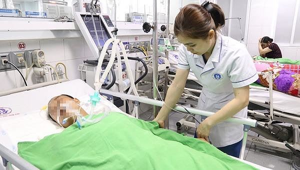 dang-ngu-nguoi-dan-ong-bi-ran-doc-bo-qua-nguoi-tan-cong_gnft_thumb