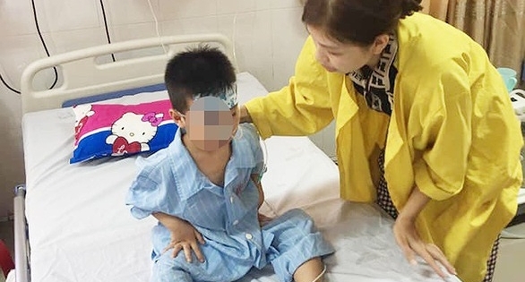 Nghệ An: Bé trai 5 tuổi trượt chân rơi xuống giếng sâu 8m