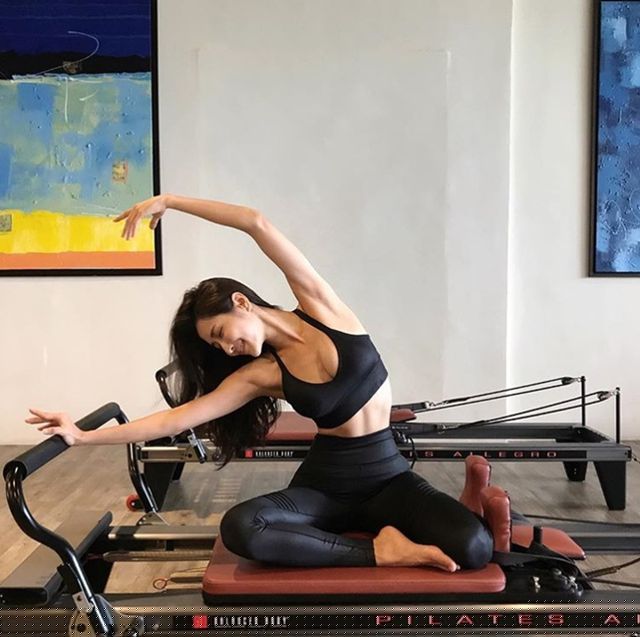 Không những nhỏ nhắn, vòng hai của nữ HLV xinh đẹp còn nổi múi đáng kinh ngạc, không thua kém các đấng mày râu.