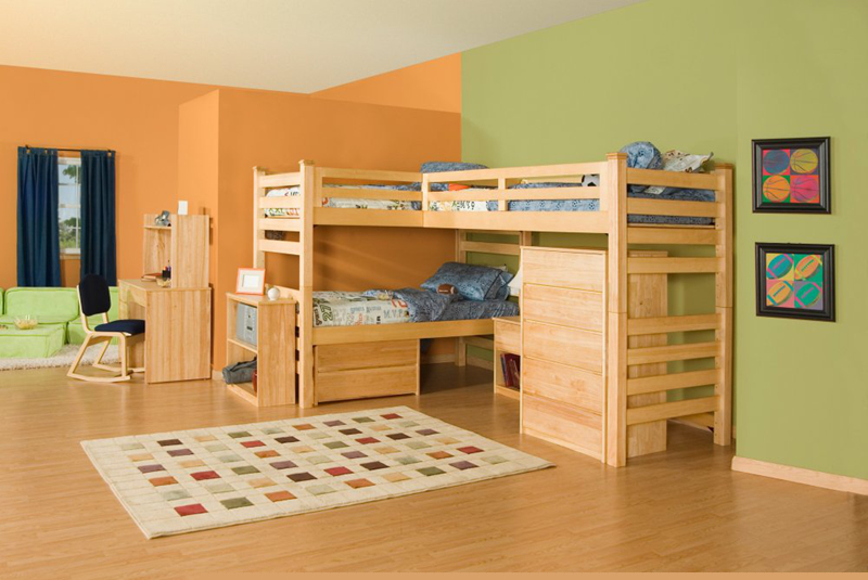 Những chiếc giường tầng màu vàng được kê trong không gian căn phòng khá rộng, với nền tường màu cam và xanh lục.