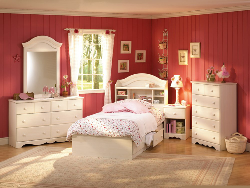 Cánh cửa sổ bên cạnh giường ngủ có thể giúp trẻ ngắm cảnh vật thiên nhiên ở bên ngoài.